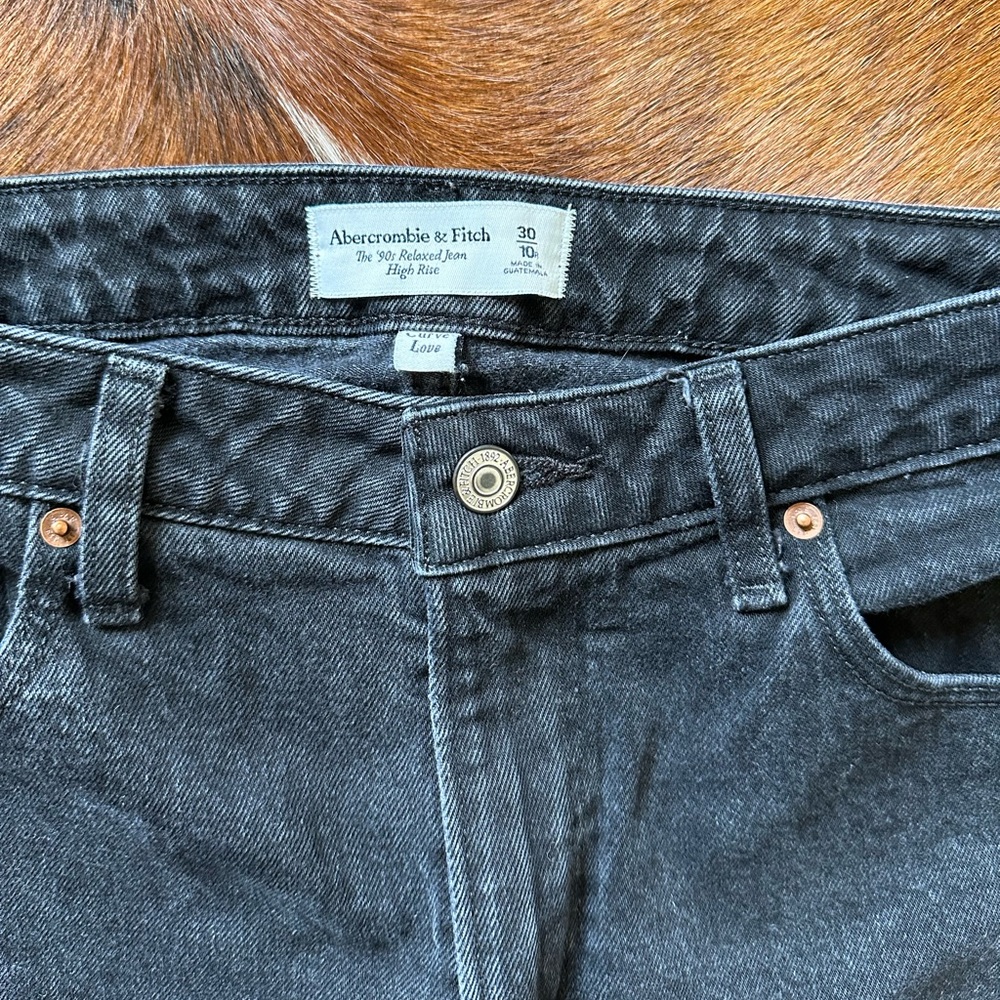 Abercrombie & Fitch Curve Love The 90’s Relaxed Jean High Rise. Size 30 Regular